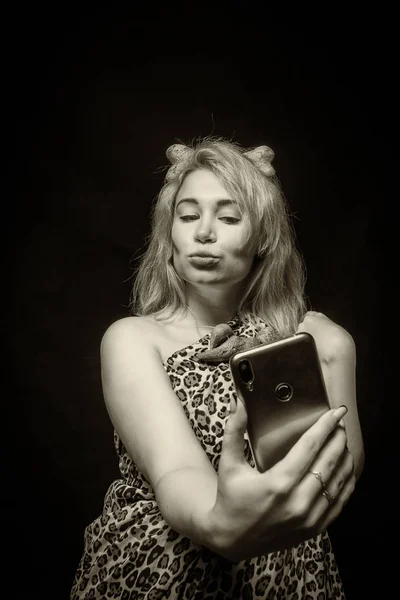 Préhistorique Femme Mignonne Faire Selfie Sur Fond Sombre — Photo