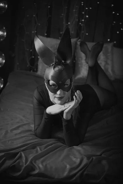 Jolie Femme Cuir Masque Lapin Posé Sur Lit — Photo