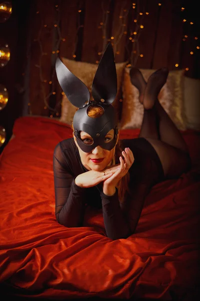 Jolie Femme Cuir Masque Lapin Posé Sur Lit — Photo