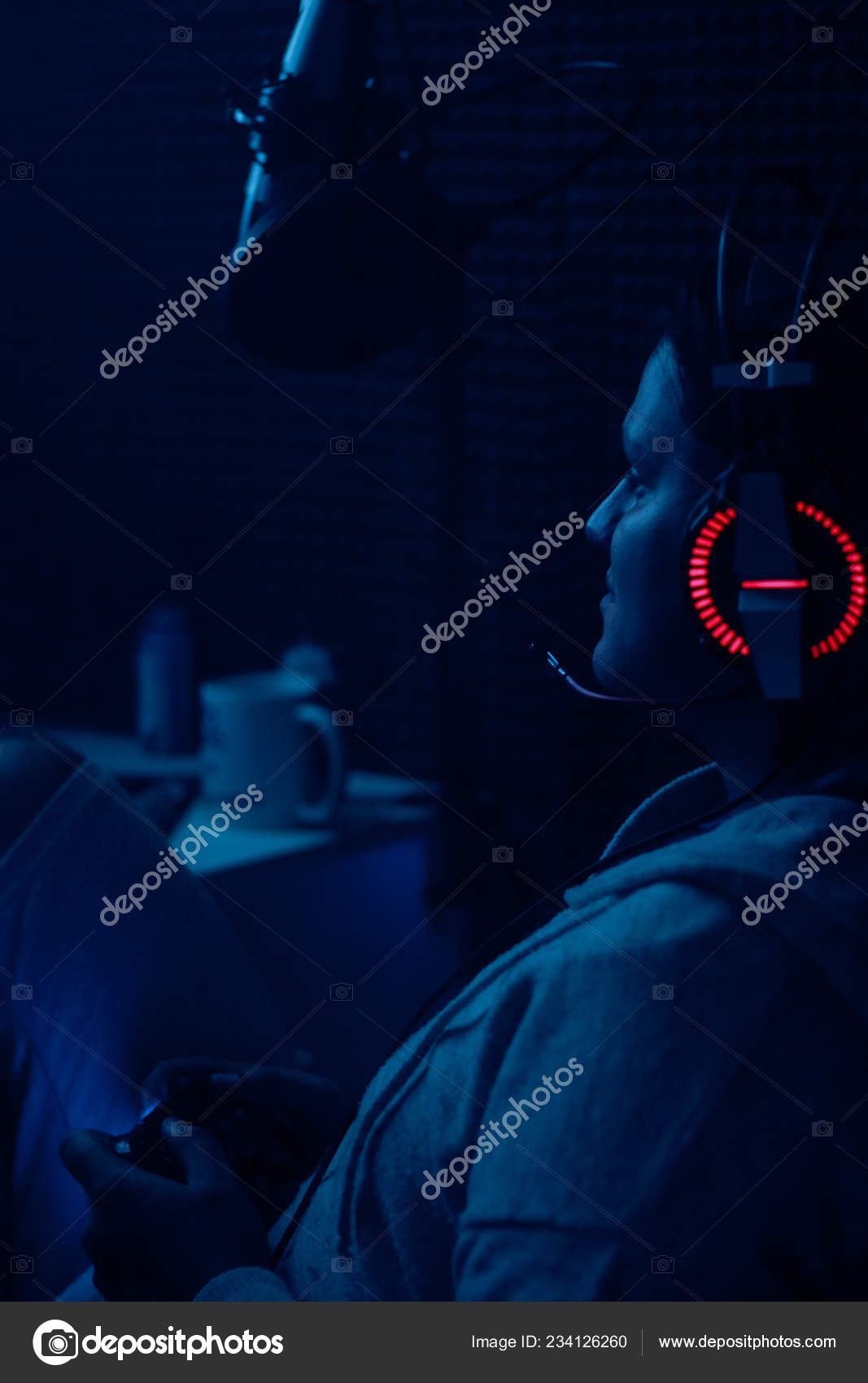 ゲーマーが暗い部屋で彼のストリームを開始するには ストック写真 C Igor Igorevich ゲーマーが暗い部屋で彼のストリームを開始するには ストック写真 C Igor Igorevich