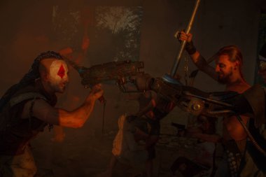 İki Raider'ın Klanlar arasında acımasız sorun mücadele