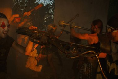 İki Raider'ın Klanlar arasında acımasız sorun mücadele