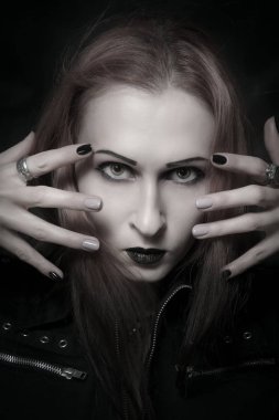 Karanlık elbiseleri koyu arka plan üzerinde poz Gotik kız