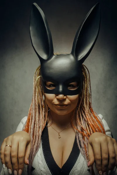 Fille en masque de lapin — Photo