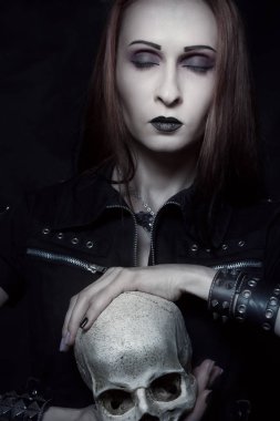 Heavy metal kız kafatası ile 