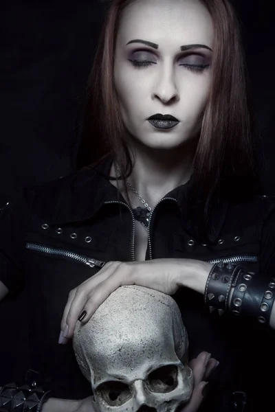 Heavy metal girl z czaszką — Zdjęcie stockowe