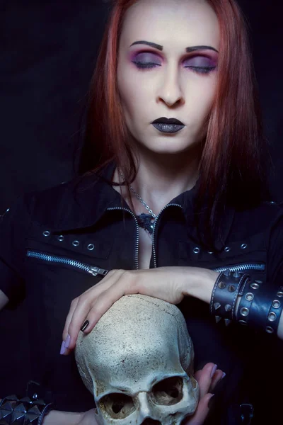 Heavy metal fille avec crâne — Photo