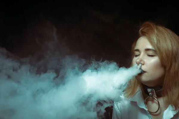 똑똑한 학생 금발의 소녀 vaping — 스톡 사진