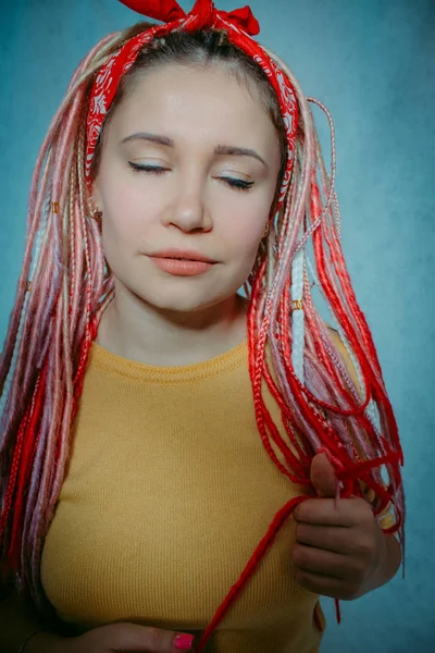 ドレッドヘアとかわいい女の子 — ストック写真