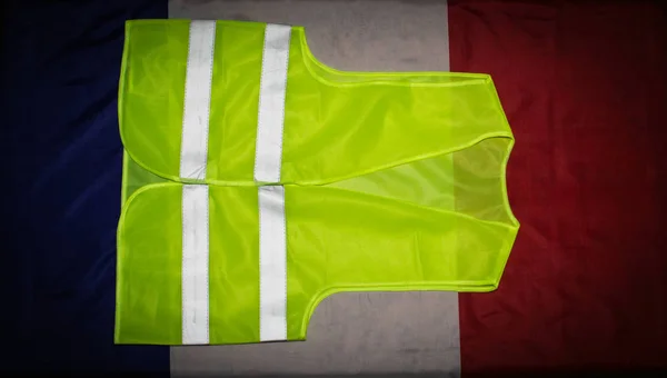 Żółta kamizelka na francuskiej flagi — Zdjęcie stockowe