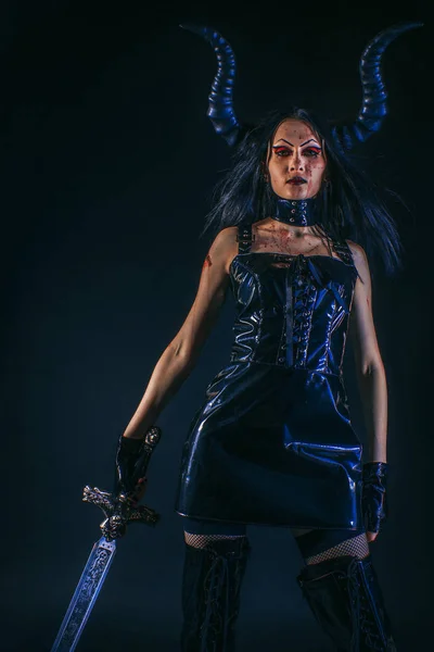 Kılıçile Gotik boynuzlu kız — Stok fotoğraf