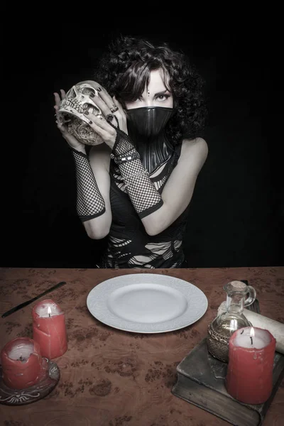 Menina gótica em máscara de couro — Fotografia de Stock