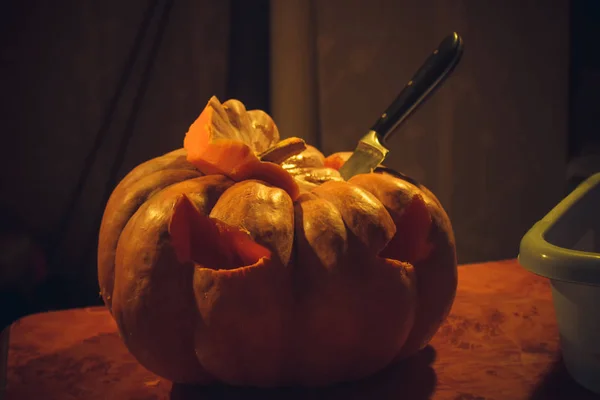Halloween abóbora inacabada com faca em si — Fotografia de Stock
