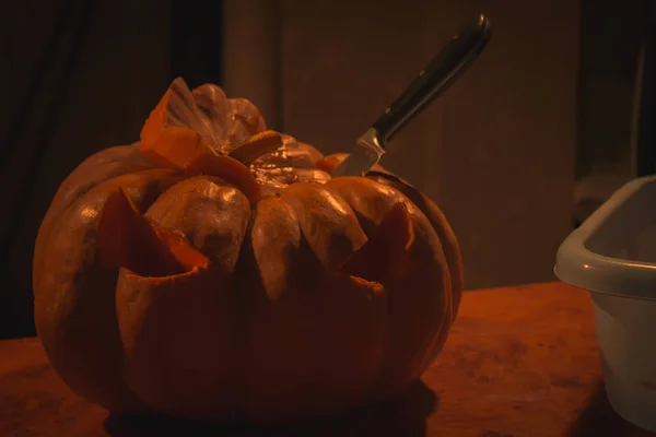 Halloween zucca incompiuta con coltello in sé — Foto Stock