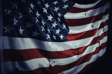 Koyu arkaplan üzerinde grunged eski Amerikan bayrağı yakın plan