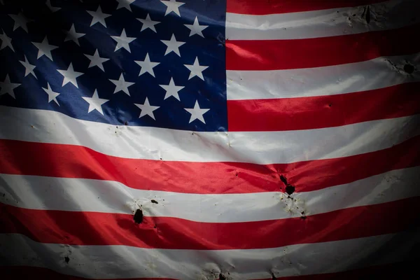 Primer Plano Bandera Americana Envejecida Gruñida Sobre Fondo Oscuro — Foto de Stock