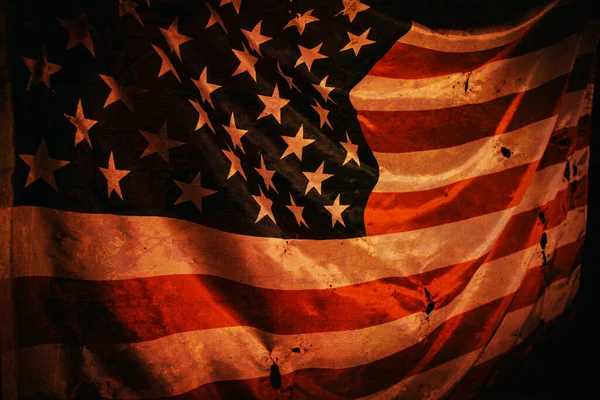 黒焦げの背景にアメリカ国旗が掲揚された — ストック写真