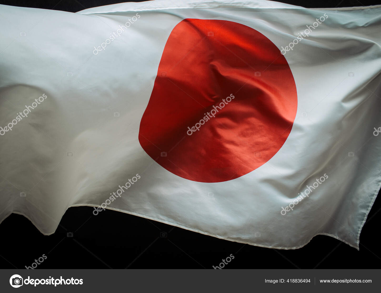 在黑暗背景下飘扬的日本国旗 图库照片 C Igor Igorevich 在黑暗背景下飘扬的日本国旗 图库照片 C Igor Igorevich