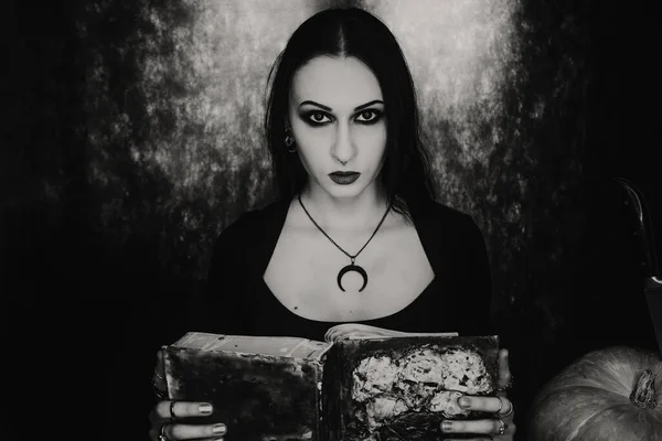Jolie Fille Gothique Avec Livre Magie Noire Posant Sur Fond — Photo