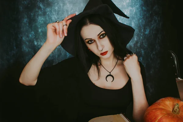 Красивая Девушка Шляпе Ведьмы Позирует Тёмном Фоне — стоковое фото