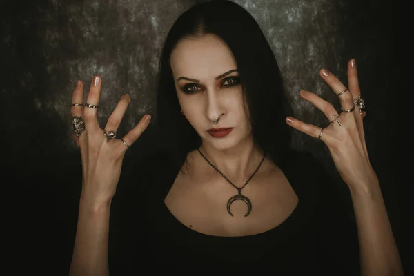 Karanlık Arka Planda Güzel Gotik Kadın Portresi — Stok fotoğraf