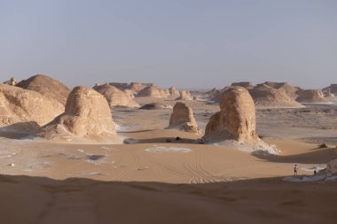 Kum tepeleri ve kaya oluşumları. Beyaz çöl, Mısır.