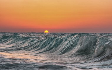 Dalgalar halinde kuzey kıyısında Mısır'ın on Sunset