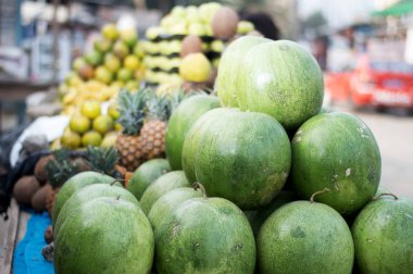 meyve sokak market raflarında çeşitli satış.