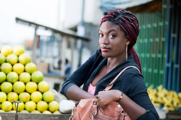 Young Woman Standing Front Fruit Shelf Rummages Her Handbag — Stock Photo, Image