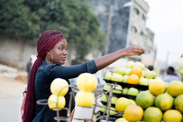 Jovem Compra Frutas Mercado Rua Colocadas Prateleiras — Fotografia de Stock