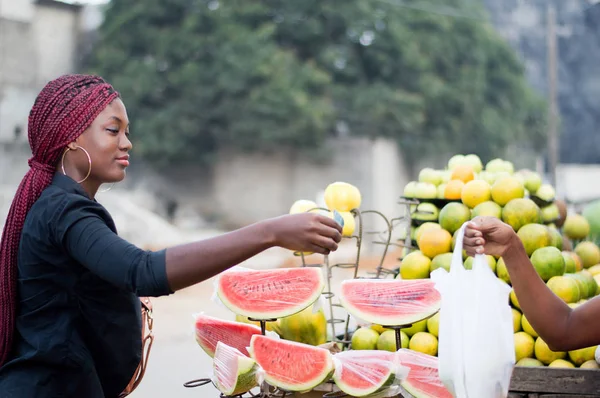 Giovane Donna Consegna Una Banconota Venditore Mercato Della Frutta Strada — Foto Stock