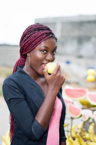 Smiling Young Woman Standing Fruit Shelf Eating Apple — Stock Photo, Image