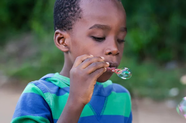 少年は 空気の泡を吹く — ストック写真