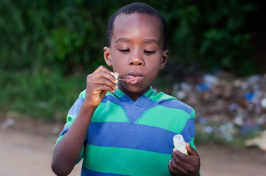 Küçük çocuk hava kabarcıkları darbeler