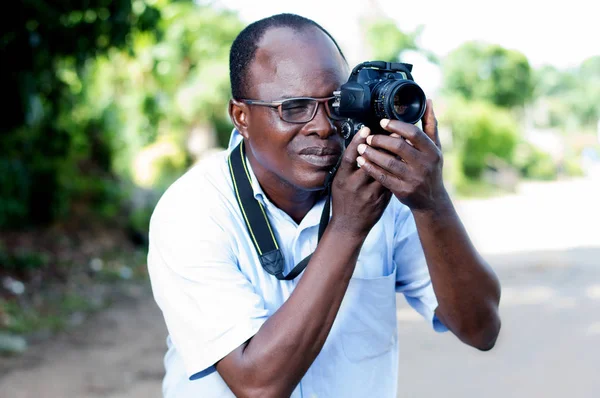 Personer Fotografering Underhållning Och Livsstil Lycklig Ung Man Innehar Digital — Stockfoto