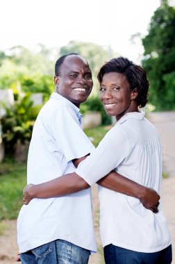 tatil, mutlu genç çift kucakladı ve gülümseyen geriye bakınca.