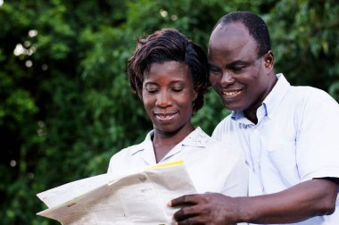 mutlu genç çift seyahat bölgesel bir harita bakın.