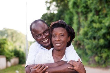 Tatil, mutlu genç çift alanında kucaklayan.