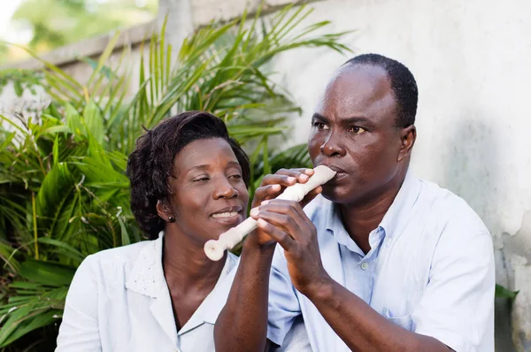 Mulher Adulta Assistindo Seu Marido Tocar Flauta Sorrindo — Fotografia de Stock