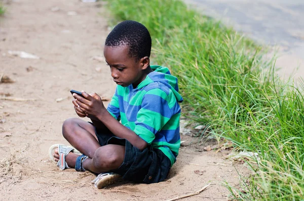 Criança Sentada Chão Fazendo Jogos Telefone Celular Mão — Fotografia de Stock
