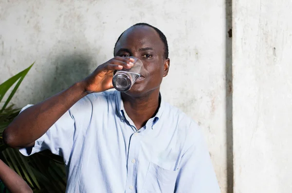 中年男グラスで水を飲む — ストック写真