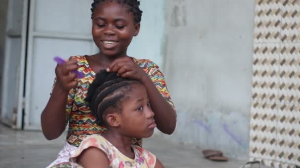 Abidjan Costa Marfim Junho 2018 Meninas Sentadas Frente Casa Seus — Vídeo de Stock