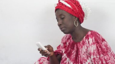 Genç Afrikalı kadın bundan sonra ararsa numarayı çevirir