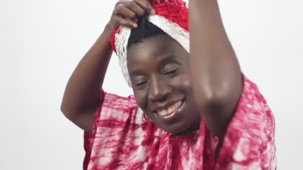 Young African Woman Attaches Red White Scarf Veil — Stock Video