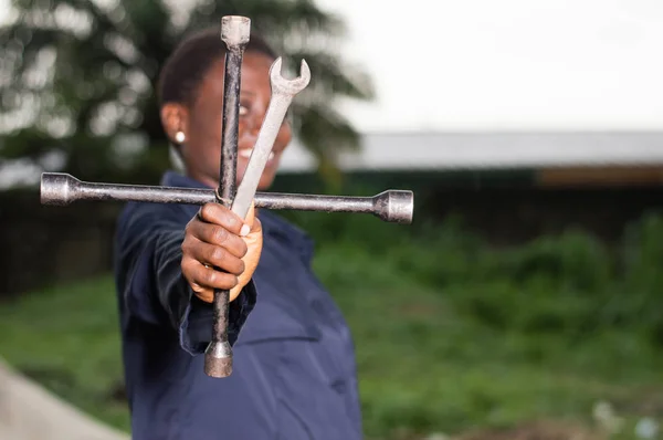 Jonge Lachende Mechanic Haar Tools Haar Buiten Studio Tonen — Stockfoto