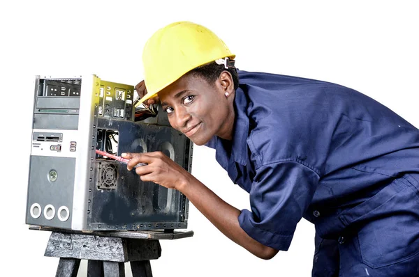 Técnico Manutenção Computadores Testa Circuitos Elétricos Computador — Fotografia de Stock