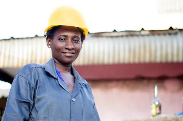 Onun yerinde duran genç gülümseyen işçi kameraya benziyor.