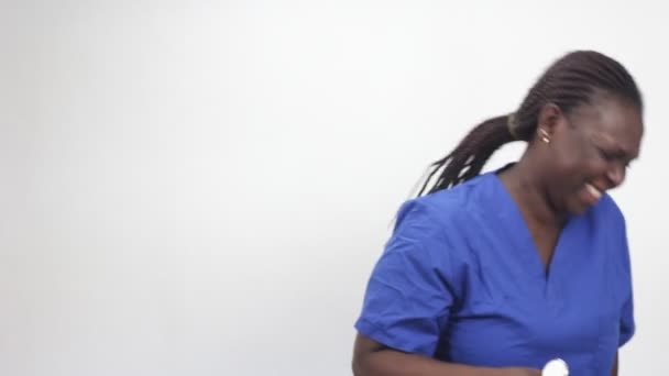 Νεαρή Γυναίκα Νοσοκόμα Στέκεται Γελώντας Στηθοσκόπιο Στο Χέρι — Αρχείο Βίντεο