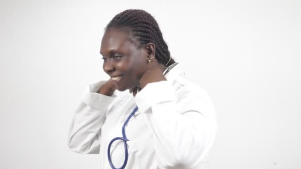 Junge Ärztin Steht Auf Stethoskop Anzupassen Während Sie Lächelt — Stockvideo