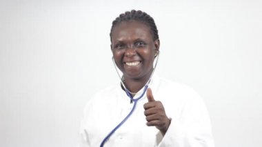 Genç kadın doktor stetoskop gülümseyen süre ayarlamak ayakta.